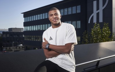 雷速电竞动态-伯贝任意球直接破门